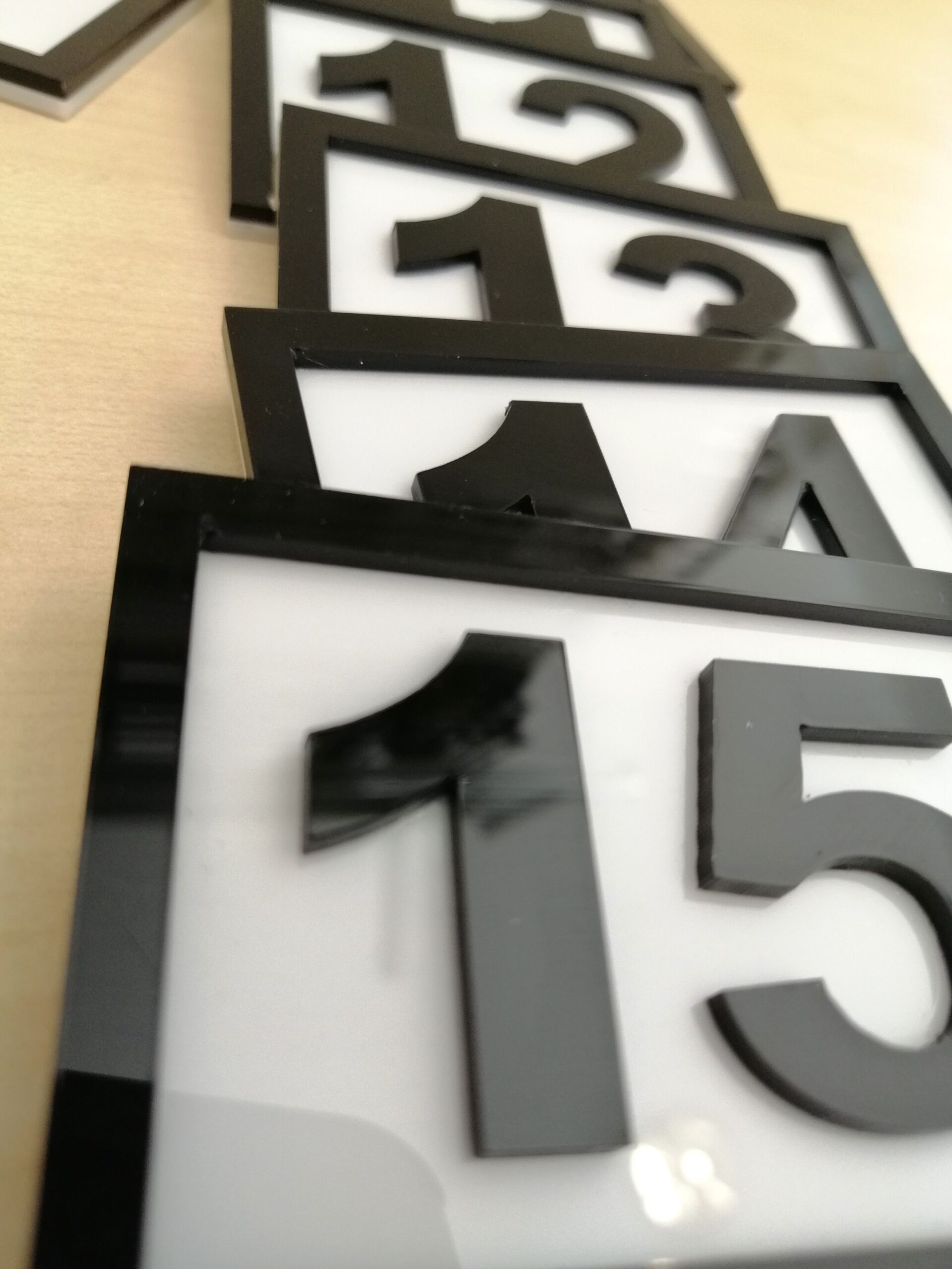 PEÇETELİK NO 5x5CM (15 Lİ PAKET) BEYAZ-SİYAH (7815) Masa Numaraları Peçetelik Numaraları Yapışkanlı Sayılar Pleksi Numeratör Yapışkanlı Sayılar - Görsel 2