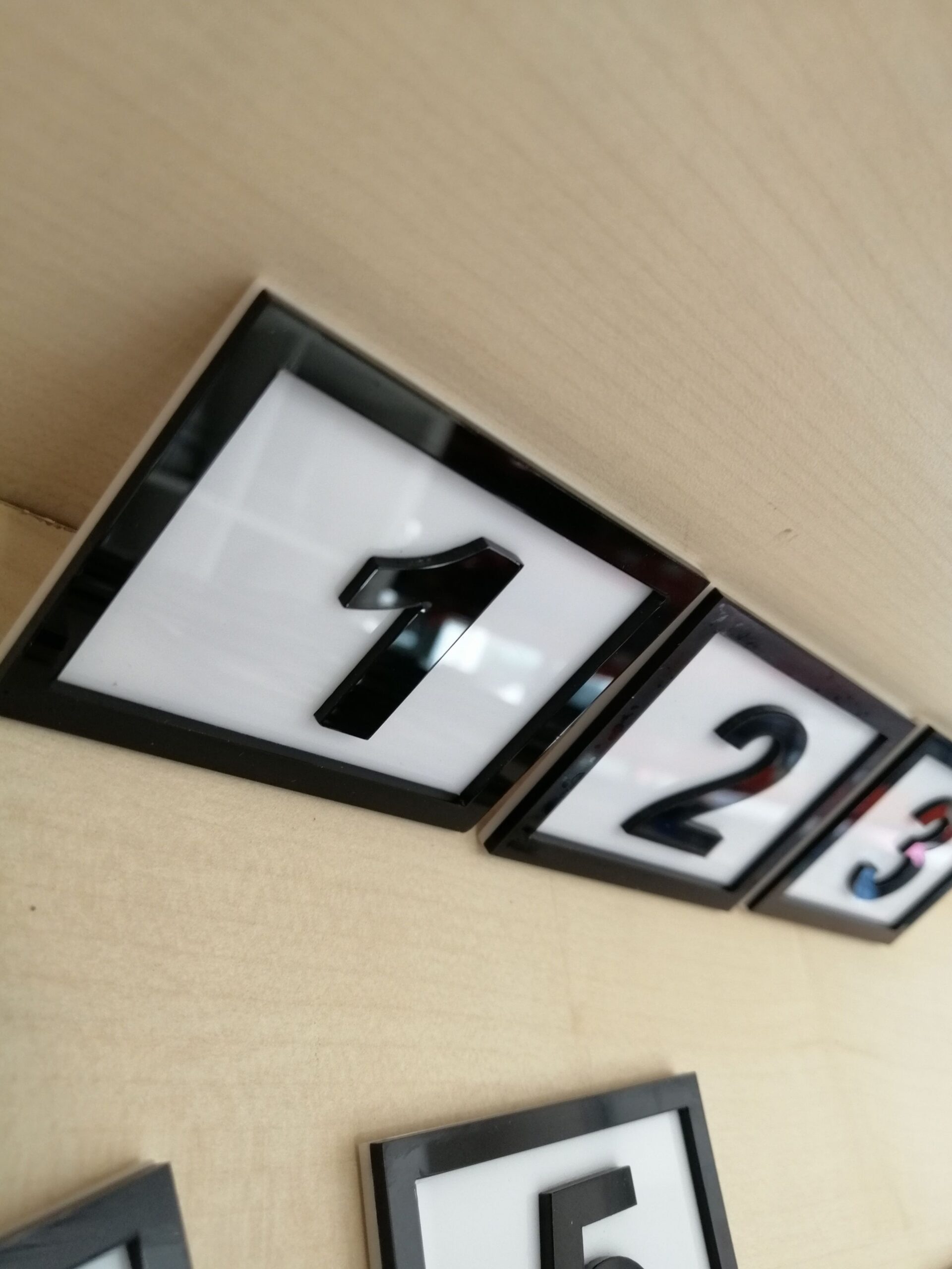 PEÇETELİK NO 5x5CM (15 Lİ PAKET) BEYAZ-SİYAH (7815) Masa Numaraları Peçetelik Numaraları Yapışkanlı Sayılar Pleksi Numeratör Yapışkanlı Sayılar - Görsel 3