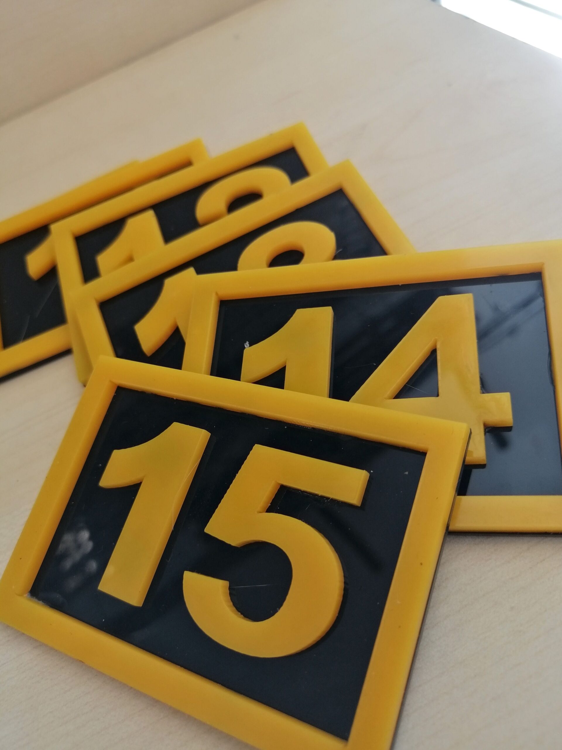 PEÇETELİK NO 5x5CM (15 Lİ PAKET) SİYAH-SARI (7915) 7xMasa Numaraları Peçetelik Numaraları Yapışkanlı Sayılar Pleksi Numeratör Yapışkanlı Sayılar - Görsel 2
