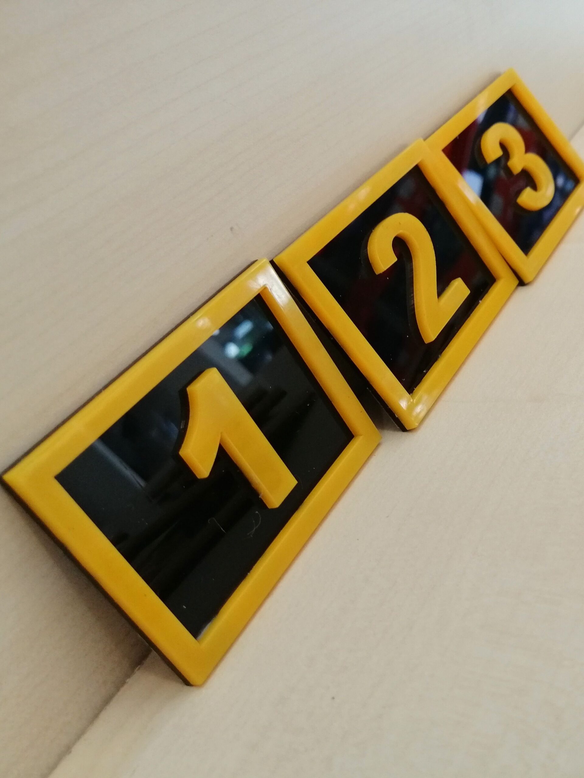 PEÇETELİK NO 5x5CM (15 Lİ PAKET) SİYAH-SARI (7915) 7xMasa Numaraları Peçetelik Numaraları Yapışkanlı Sayılar Pleksi Numeratör Yapışkanlı Sayılar - Görsel 3