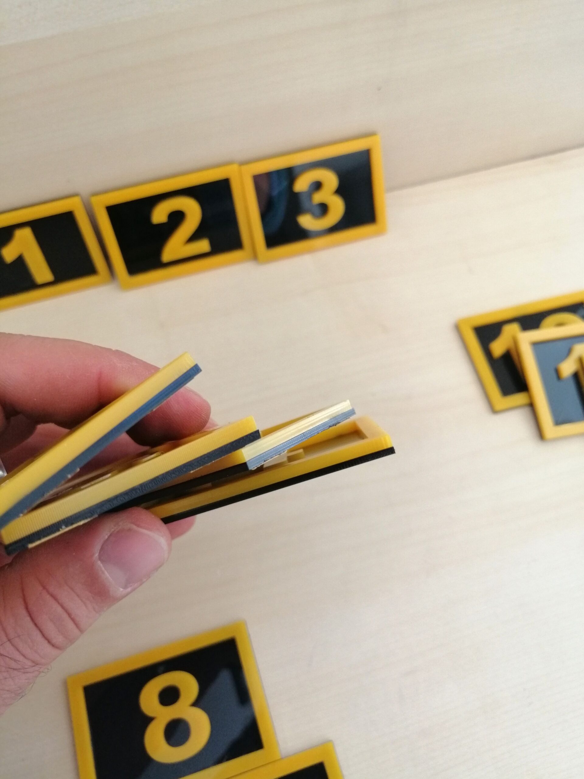 PEÇETELİK NO 5x5CM (15 Lİ PAKET) SİYAH-SARI (7915) 7xMasa Numaraları Peçetelik Numaraları Yapışkanlı Sayılar Pleksi Numeratör Yapışkanlı Sayılar - Görsel 5