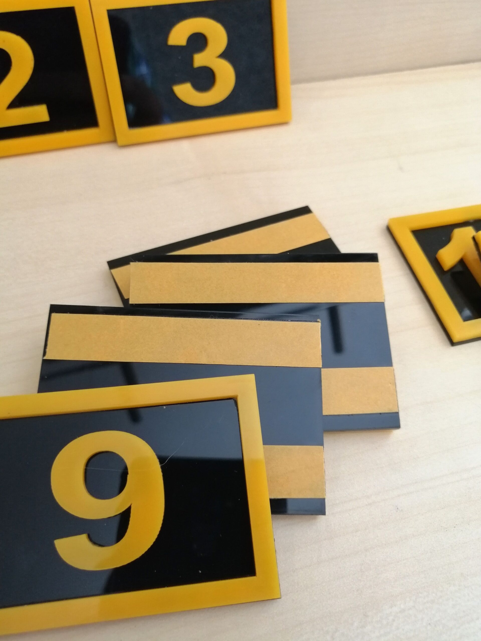 PEÇETELİK NO 5x5CM (15 Lİ PAKET) SİYAH-SARI (7915) 7xMasa Numaraları Peçetelik Numaraları Yapışkanlı Sayılar Pleksi Numeratör Yapışkanlı Sayılar - Görsel 7