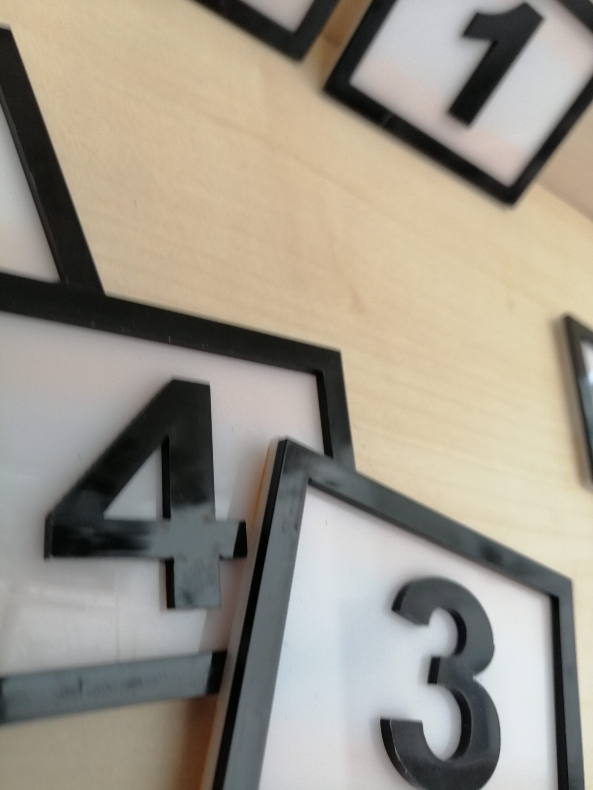 PEÇETELİK NO 7x5CM (10 LU PAKET) BEYAZ-SİYAH (78-10) Masa Numaraları Peçetelik Numaraları Yapışkanlı Sayılar Pleksi Numeratör Yapışkanlı Sayılar - Görsel 2
