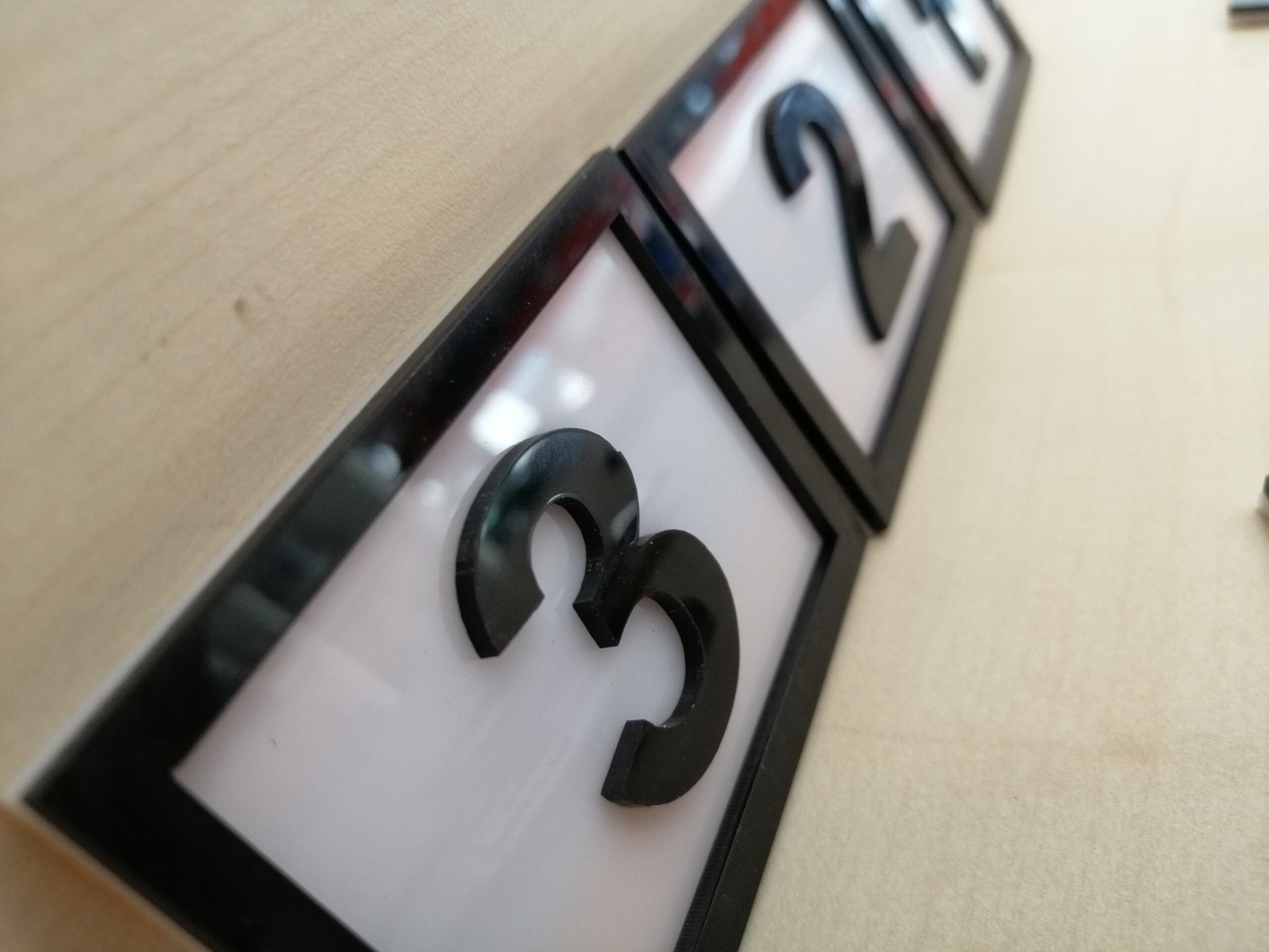 PEÇETELİK NO 7x5CM (10 LU PAKET) BEYAZ-SİYAH (78-10) Masa Numaraları Peçetelik Numaraları Yapışkanlı Sayılar Pleksi Numeratör Yapışkanlı Sayılar - Görsel 3